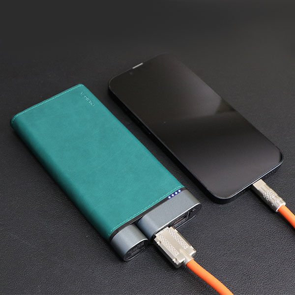Efficiente Power Bank da 10000mAh con Shell Metal e 3 porte - Carica qualsiasi dispositivo USB-C!